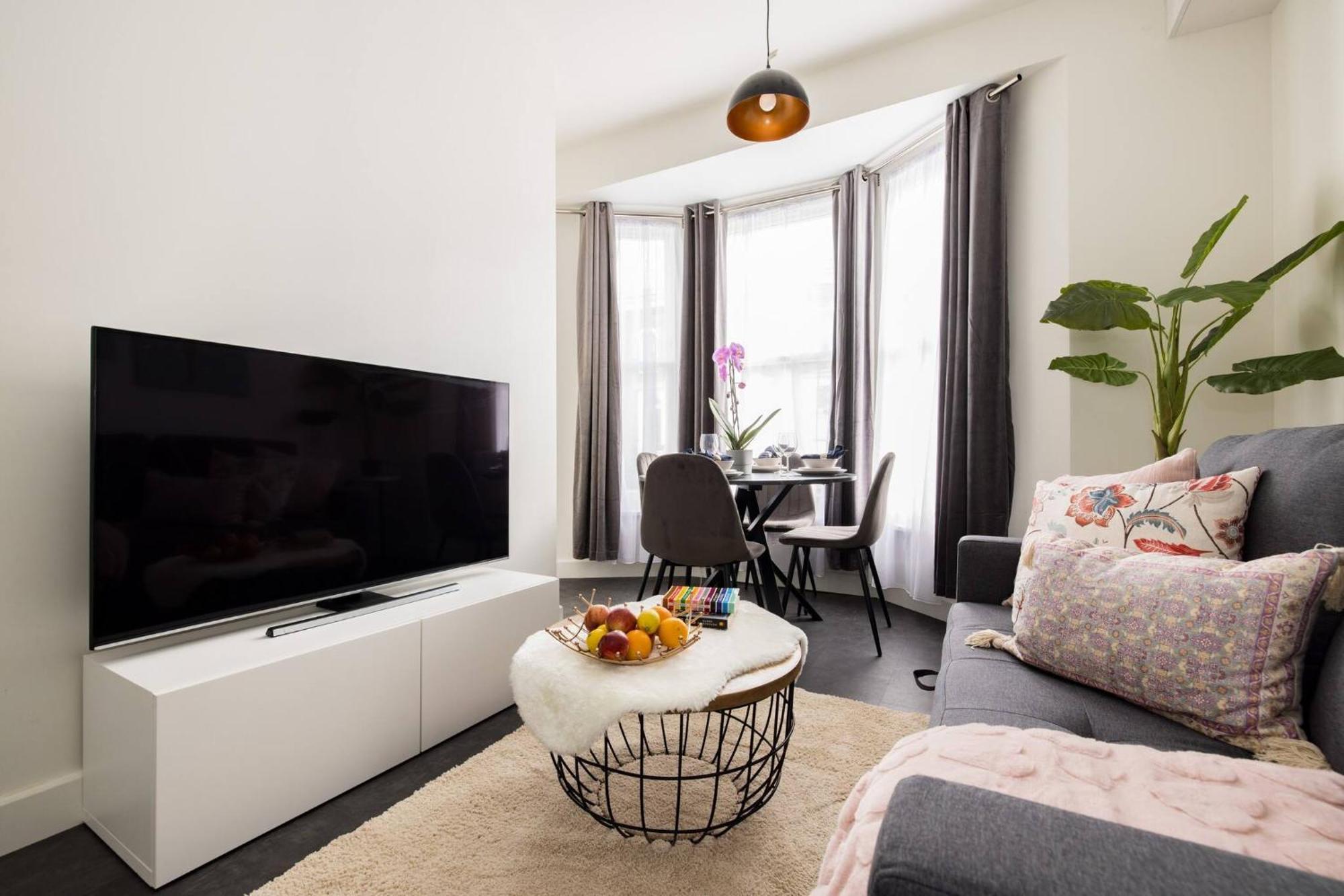 Wild Roses Serviced - Chelsea Apartment