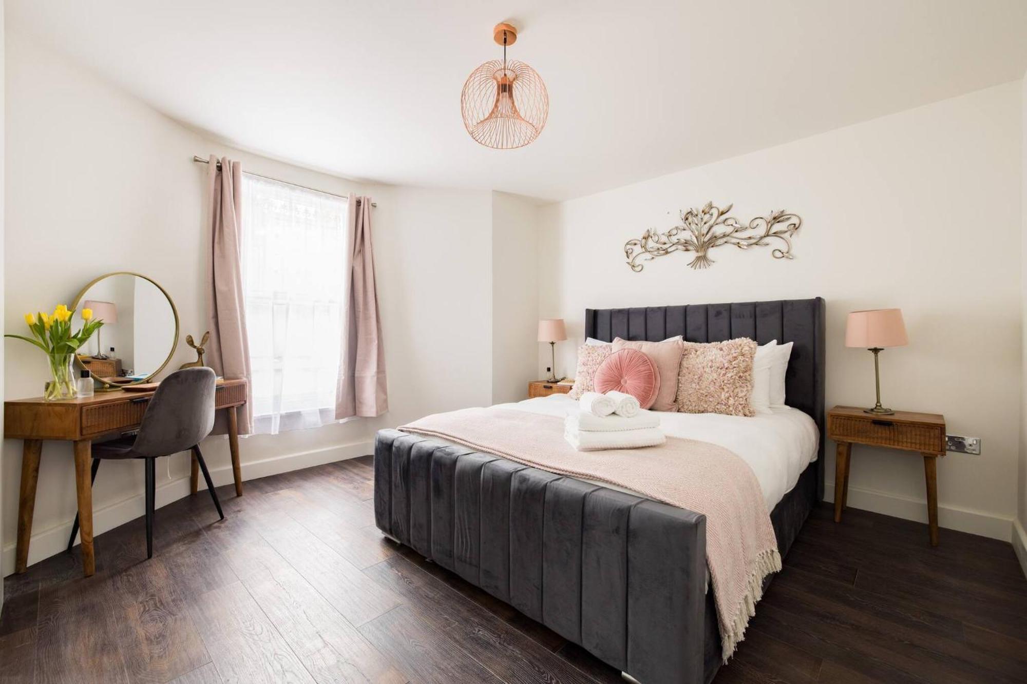 Wild Roses Serviced - Chelsea Apartment London