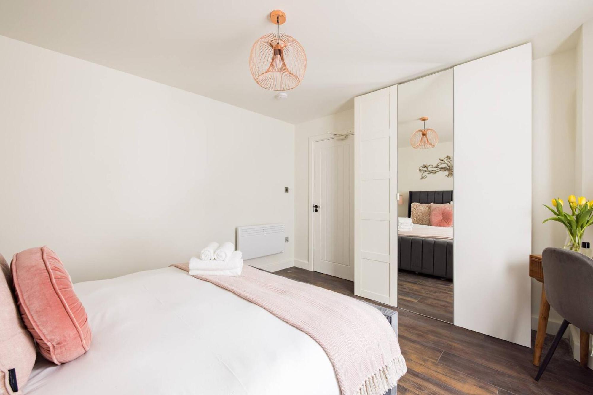 Wild Roses Serviced - Chelsea Apartment *