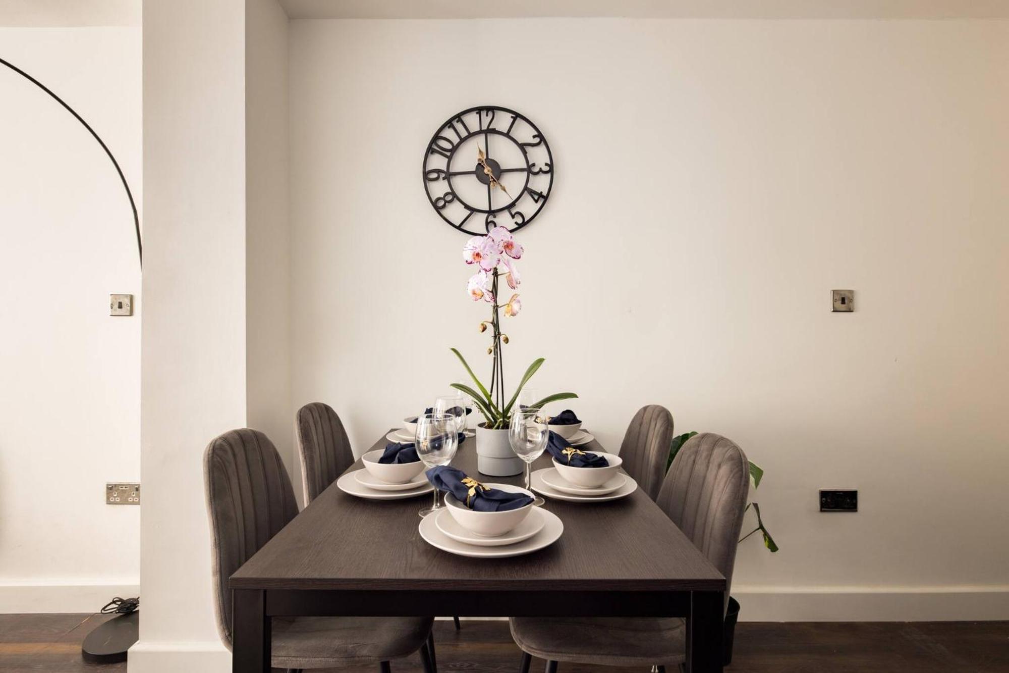 Wild Roses Serviced - Chelsea Apartment