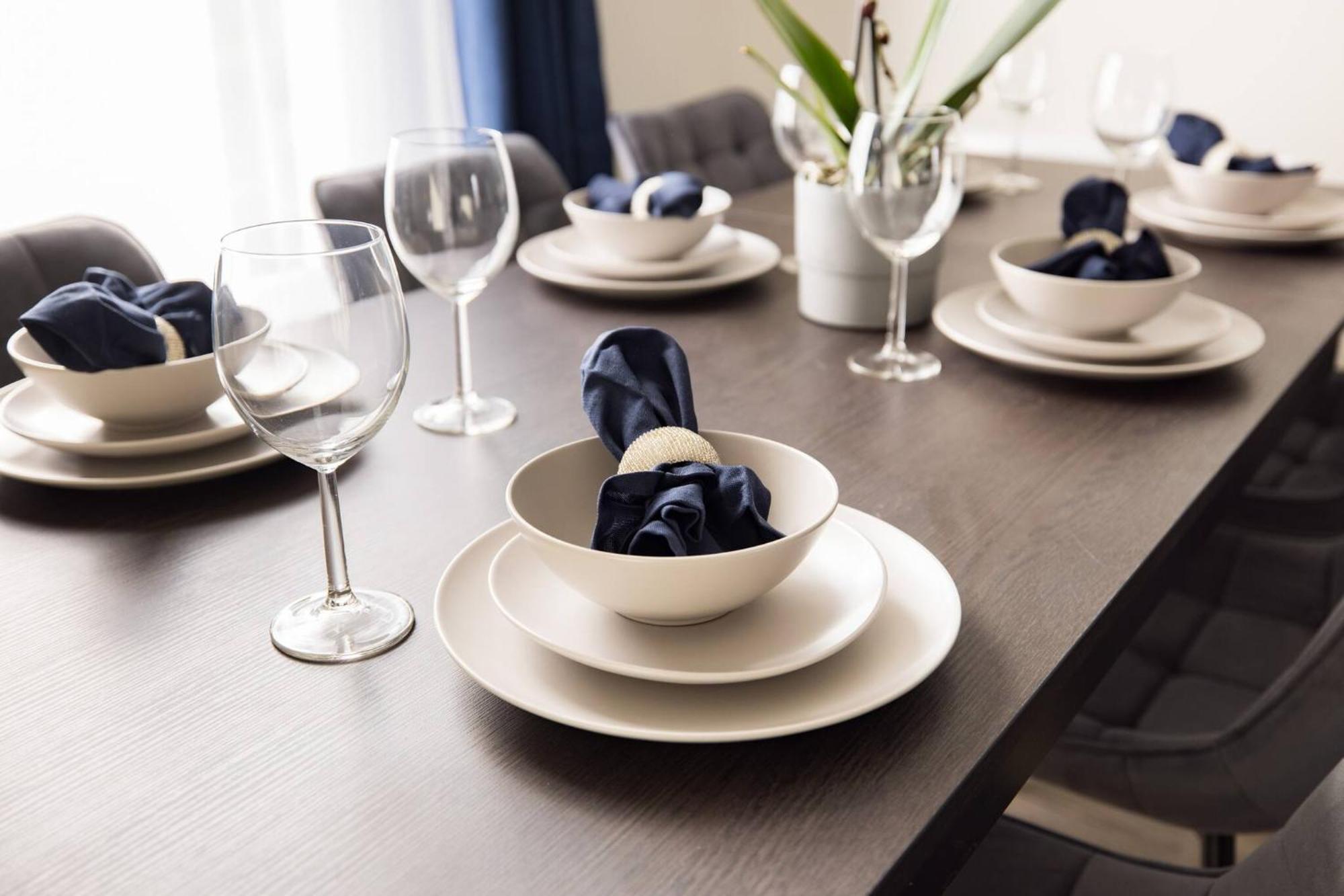 Wild Roses Serviced - Chelsea Apartment *