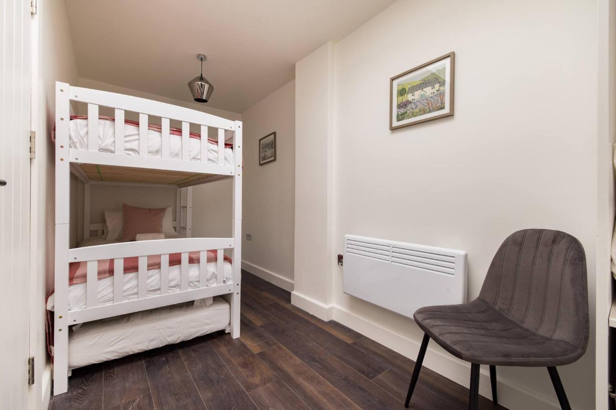 Wild Roses Serviced - Chelsea Apartment