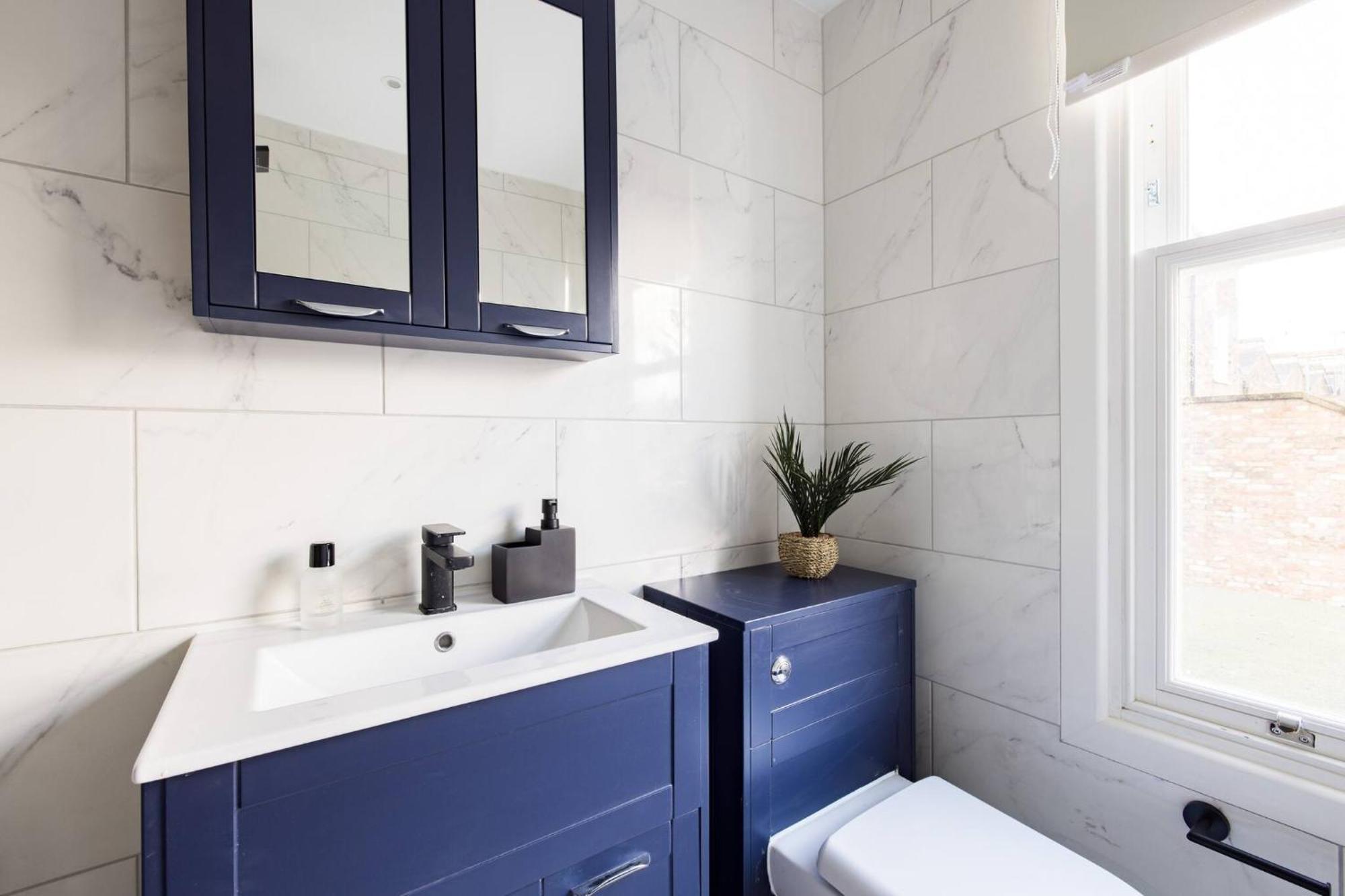 Wild Roses Serviced - Chelsea Apartment