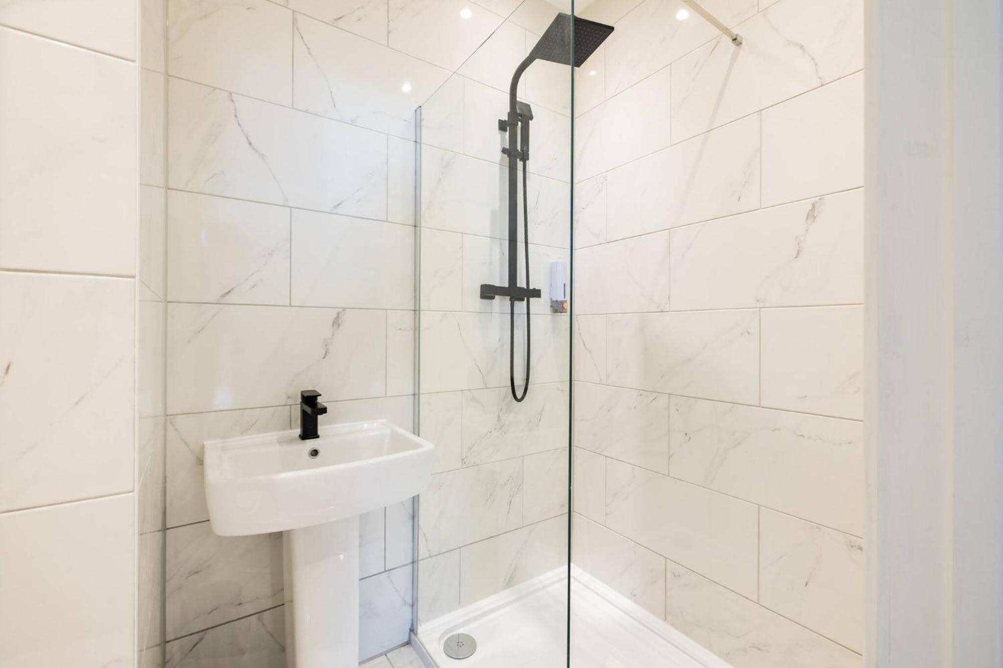 Wild Roses Serviced - Chelsea Apartment London