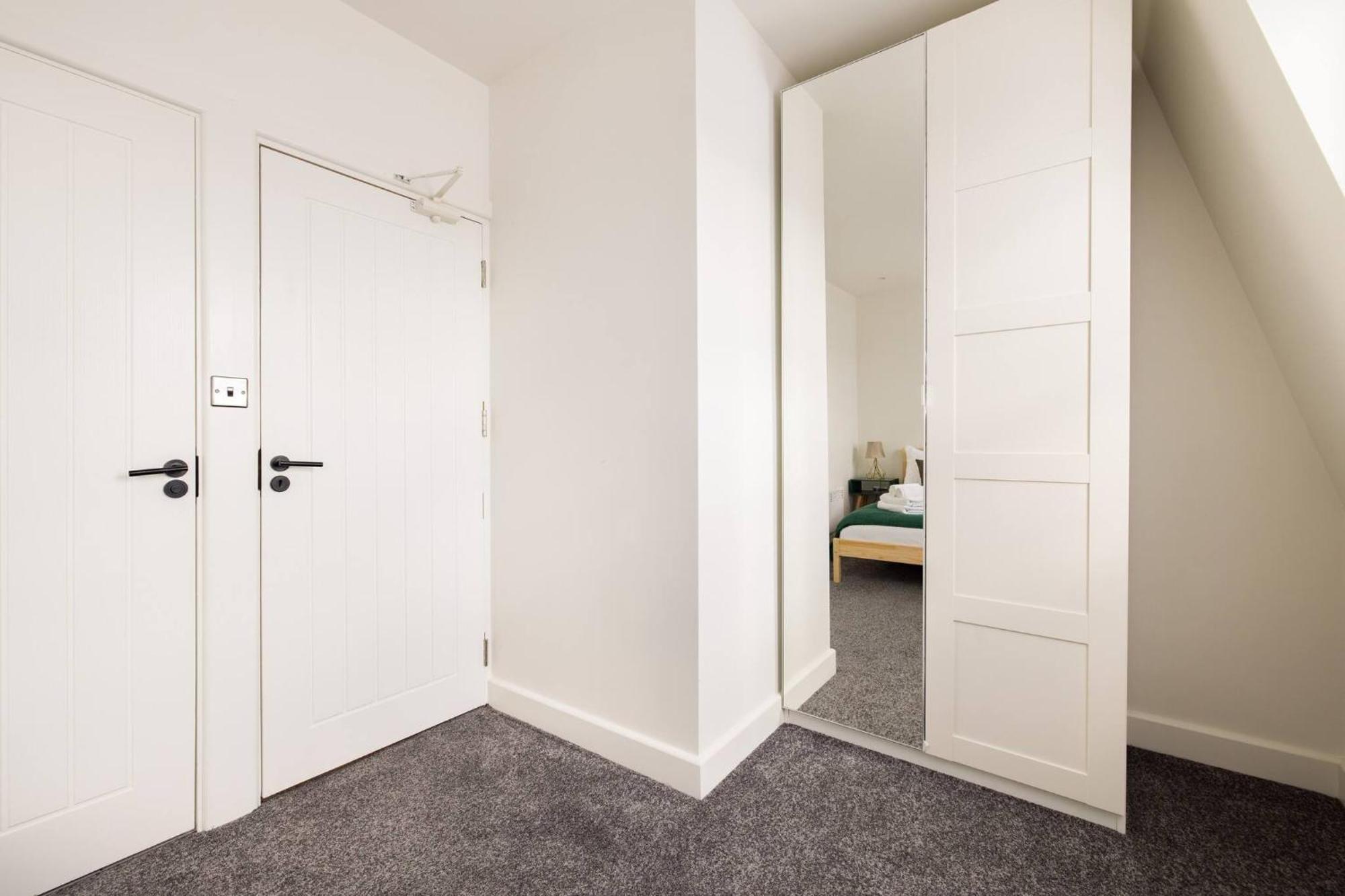 Wild Roses Serviced - Chelsea Apartment *