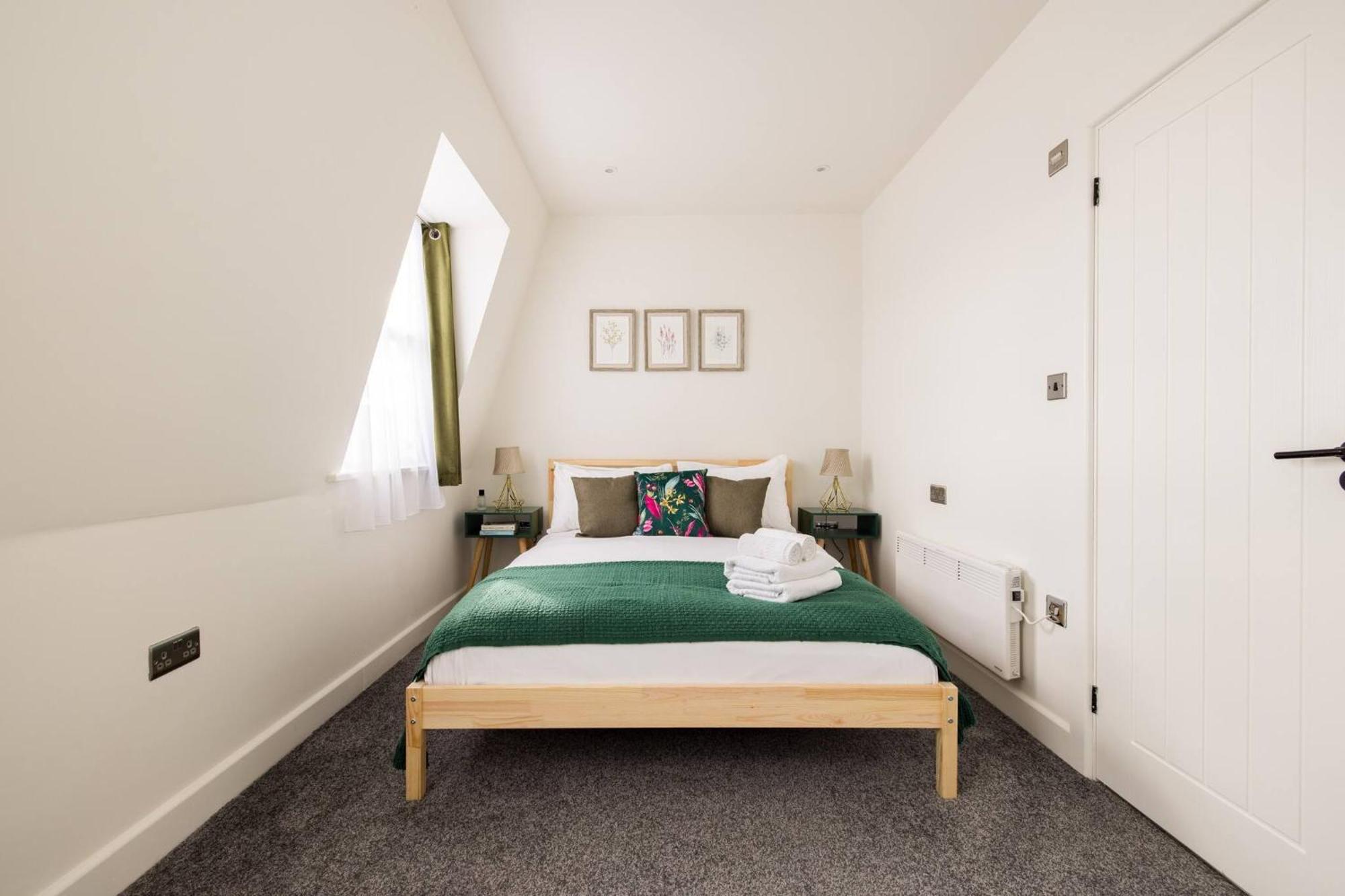 Wild Roses Serviced - Chelsea Apartment *