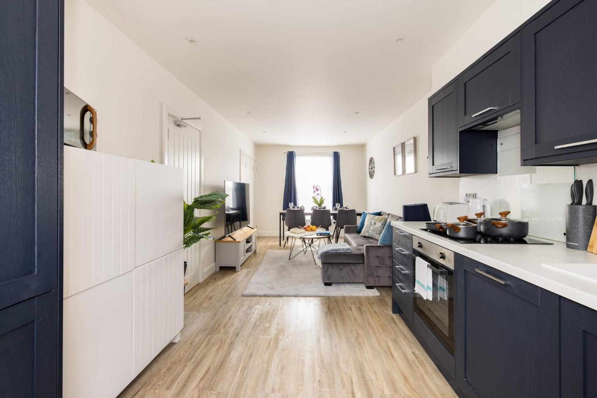 Wild Roses Serviced - Chelsea Apartment London