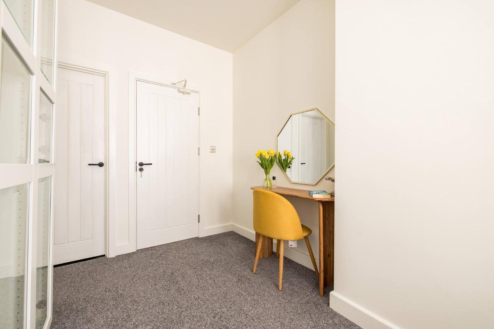 Wild Roses Serviced - Chelsea Apartment