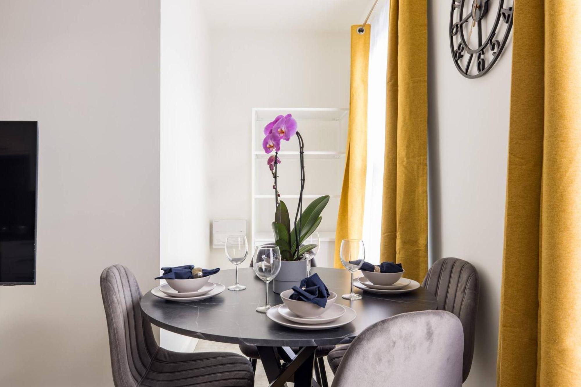 Wild Roses Serviced - Chelsea Apartment *