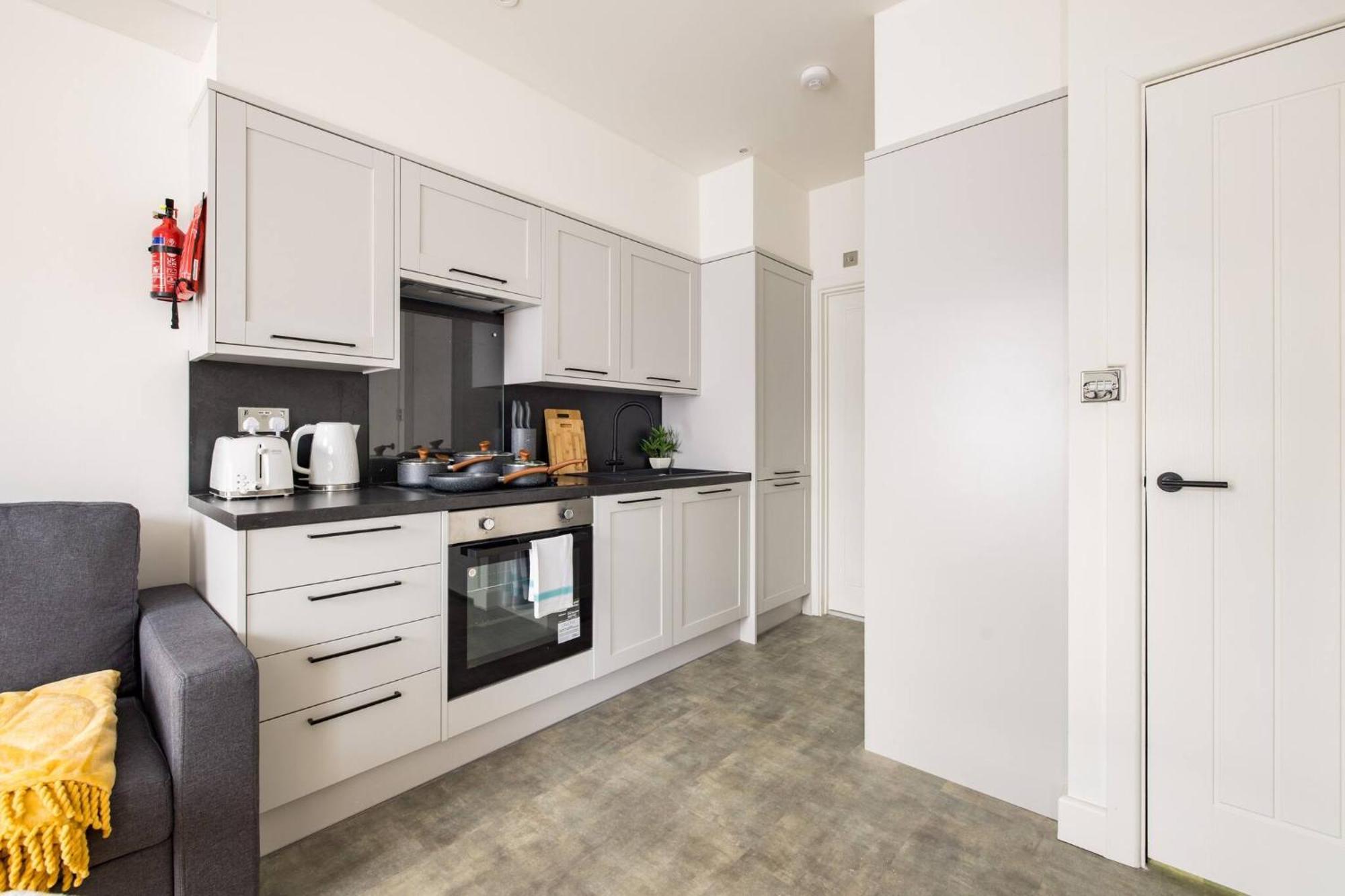 Wild Roses Serviced - Chelsea Apartment London