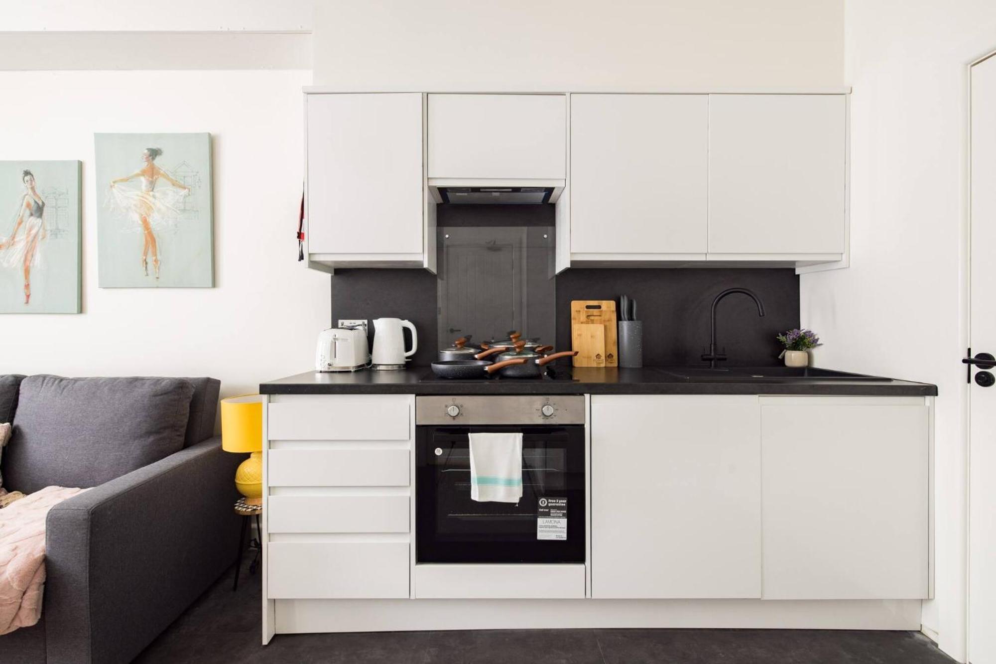Wild Roses Serviced - Chelsea Apartment *