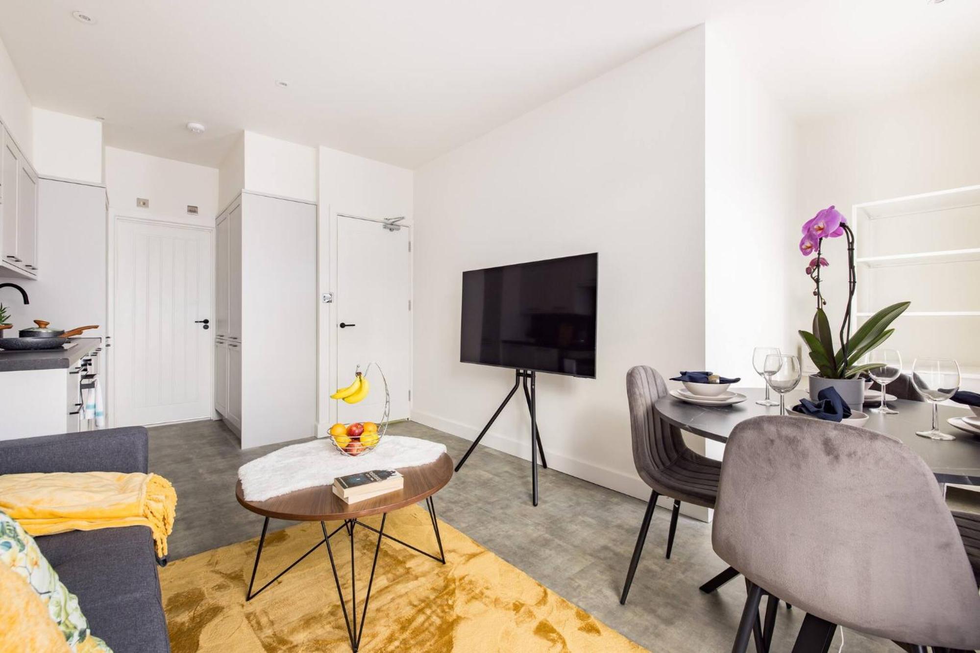 Wild Roses Serviced - Chelsea Apartment London